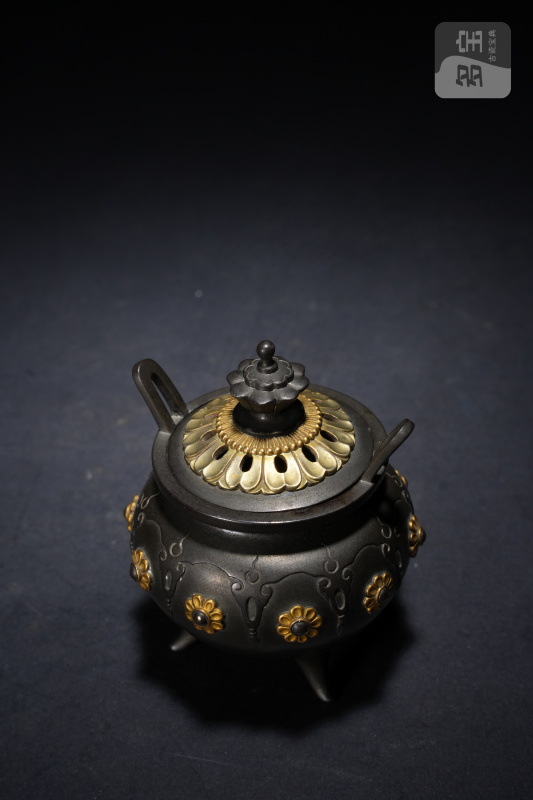 十九世纪 大岛如云作”款 银地嵌金三足炉 - 图3